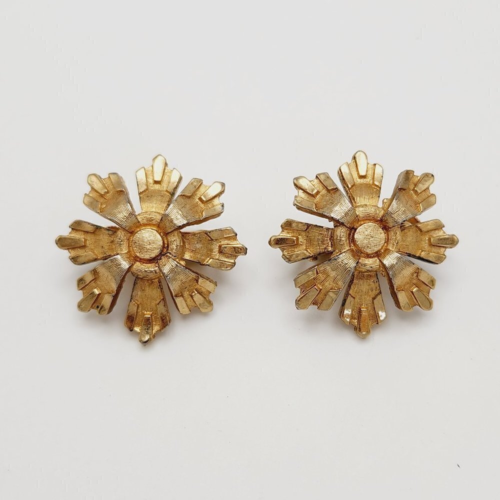 Vintage Francois Heraldic Floral Round Gold Tone Textured Clip On Earrings